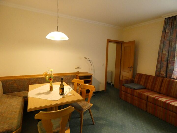 Apartment Planai, dining place in the living room kitchen at the Oberfuchs