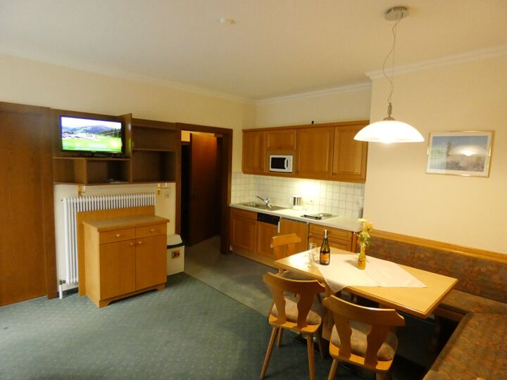 Apartment Planai, dining place in the living room kitchen at the Oberfuchs